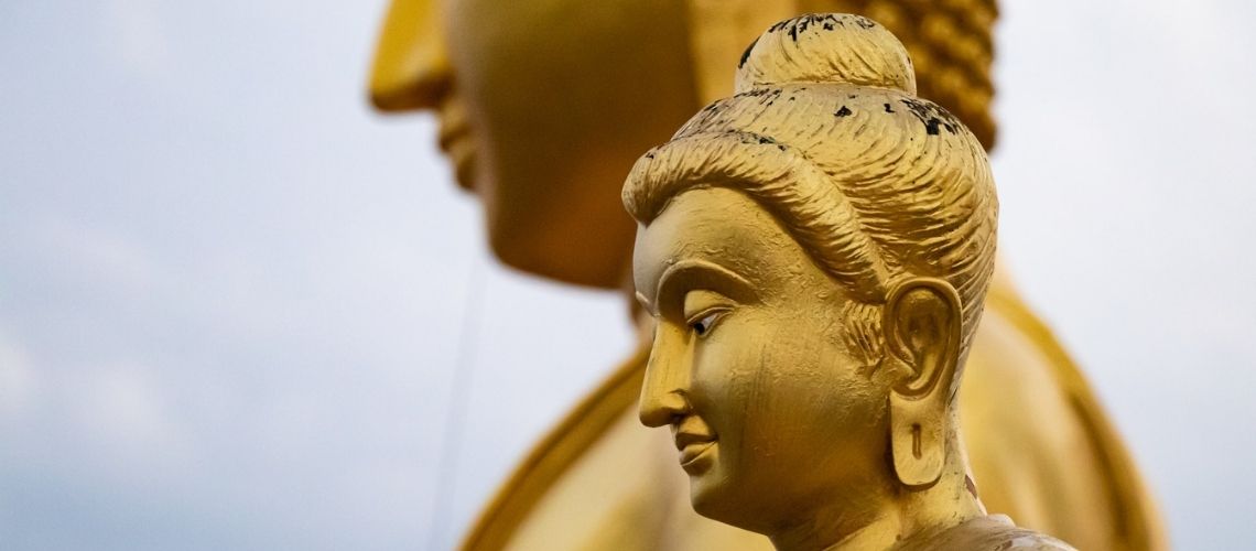 Gyldne flotte buddha statuer - en seværdighed i Thailand