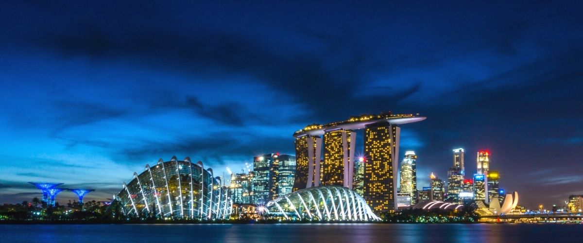 Rejse til Singapore. Singapore lever også op om natten med neonfarver så langt øjet rækker