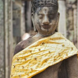 Buddha med sjal. Cambodia