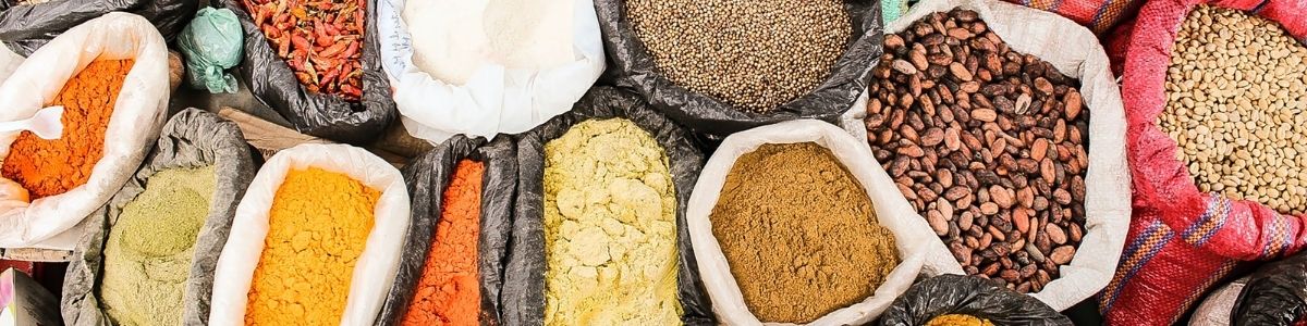 Krydderier på marked i Colombia. Seværdighed i Colombia 