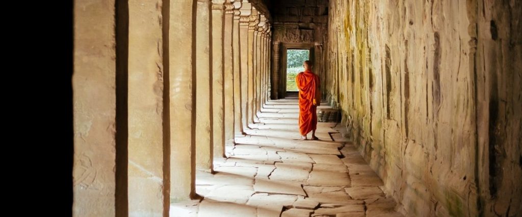 Lokal munk ved tempel i Cambodia