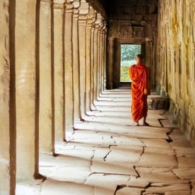 Lokal munk ved tempel i Cambodia