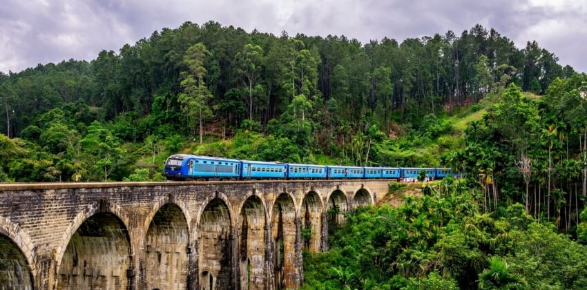 Tog over Nine Arches Bridge i Ella Sri Lanka