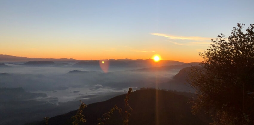 Udsigt over bjergtop i Sri Lanka