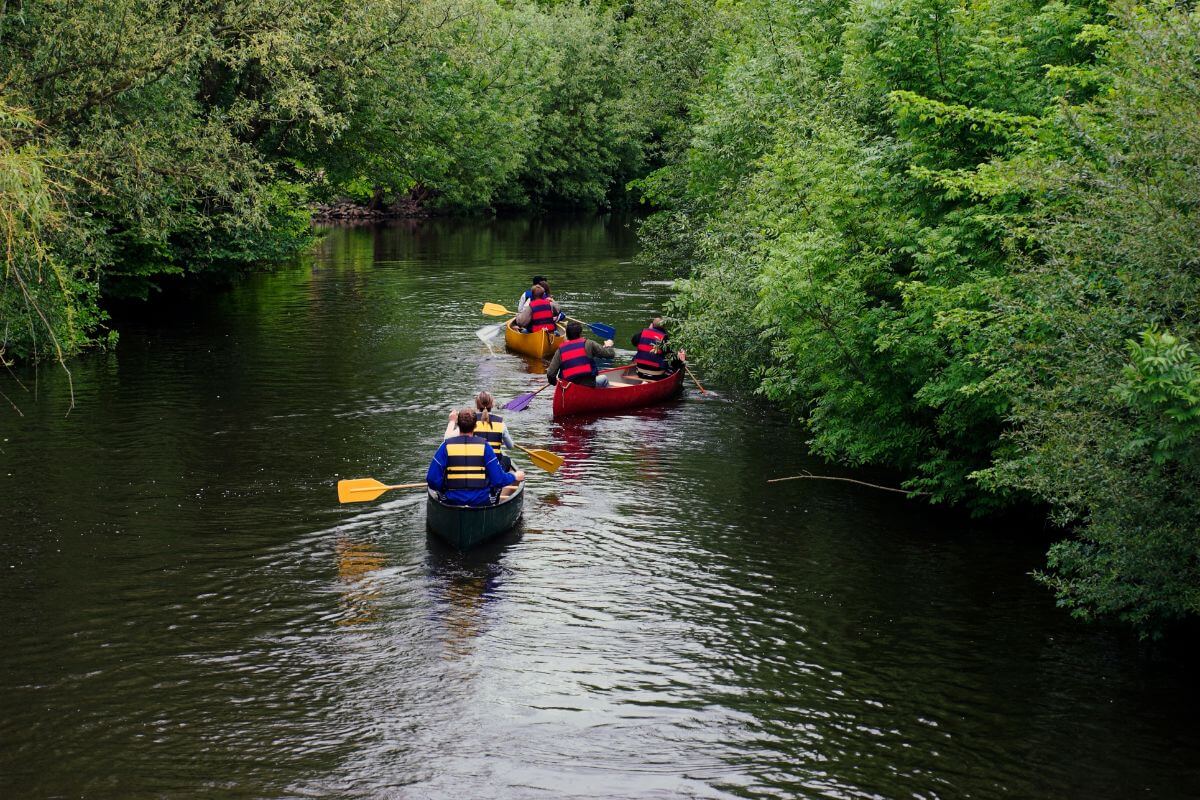Sejler langs åen i kano