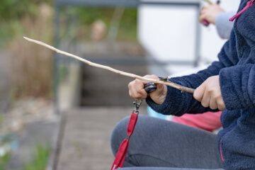 Person snitter i træ med Victorinox kniv