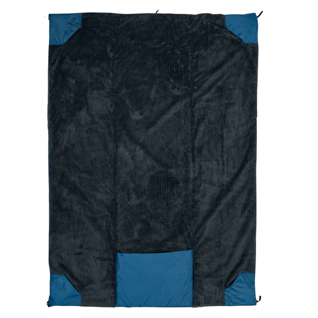 Klymit Versa Luxe Blanket udspændt i naturen