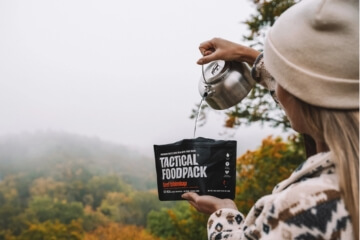 Kvinde spiser Tactical food